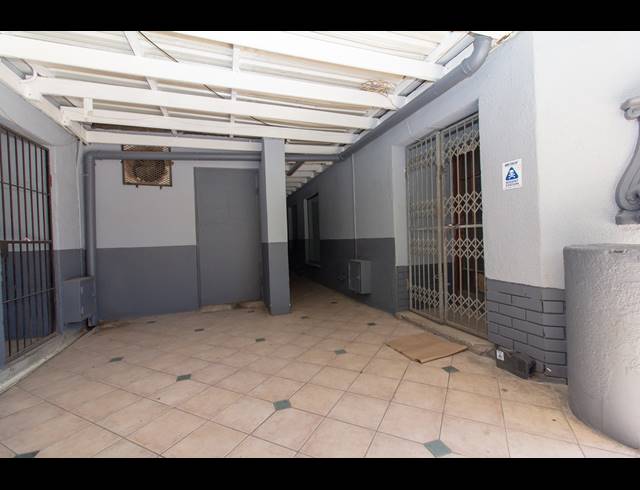 110M² BUSINESS TO LET IN CROFTDENE